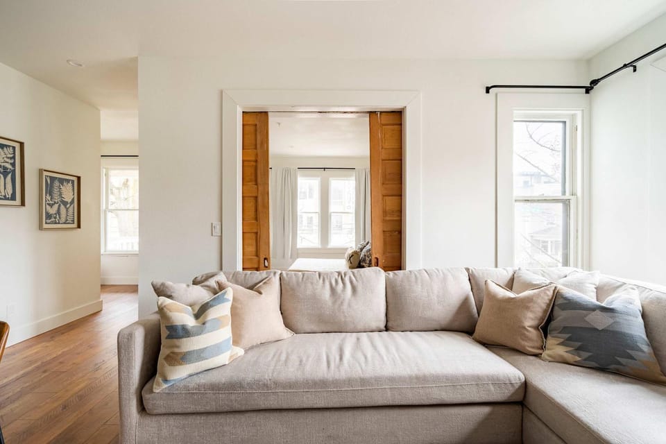 Stay Portland - 2BR Flat - Walk to NW 23rd Shops & Cafes House in Portland