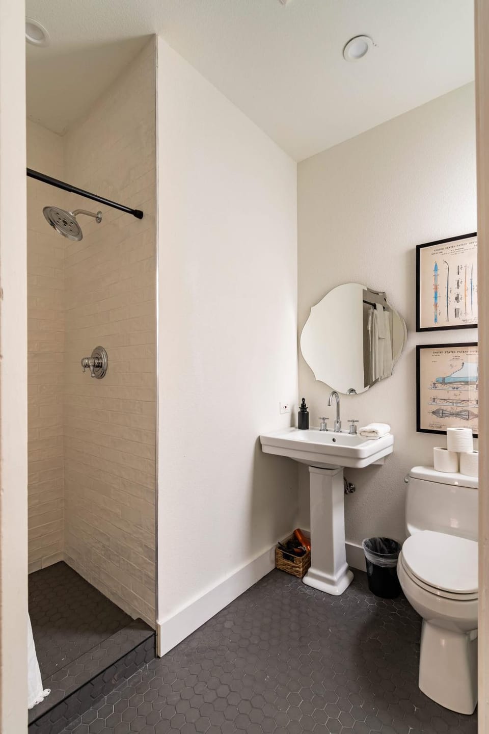 Stay Portland - 2BR Flat - Walk to NW 23rd Shops & Cafes House in Portland