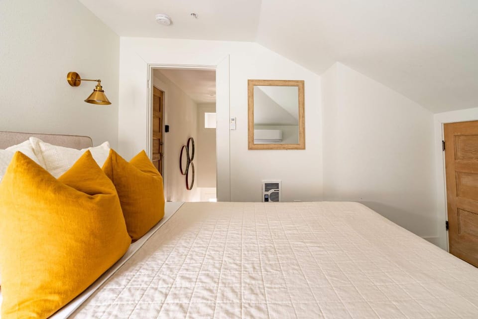 Stay Portland - 2BR Flat - Walk to NW 23rd Shops & Cafes House in Portland