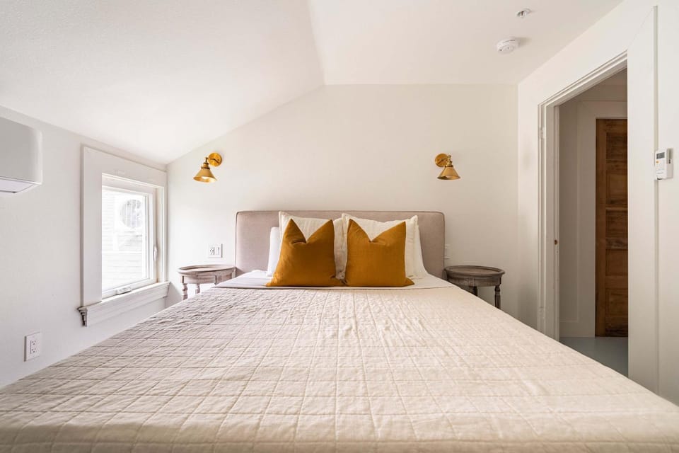 Stay Portland - 2BR Flat - Walk to NW 23rd Shops & Cafes House in Portland