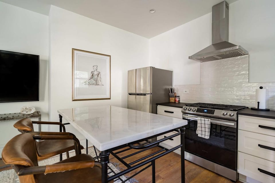 Posh Local 2BR - Boutiques & Eateries House in Portland