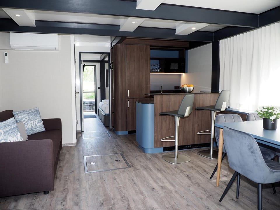 Kitchen or kitchenette, Seating area, Dining area