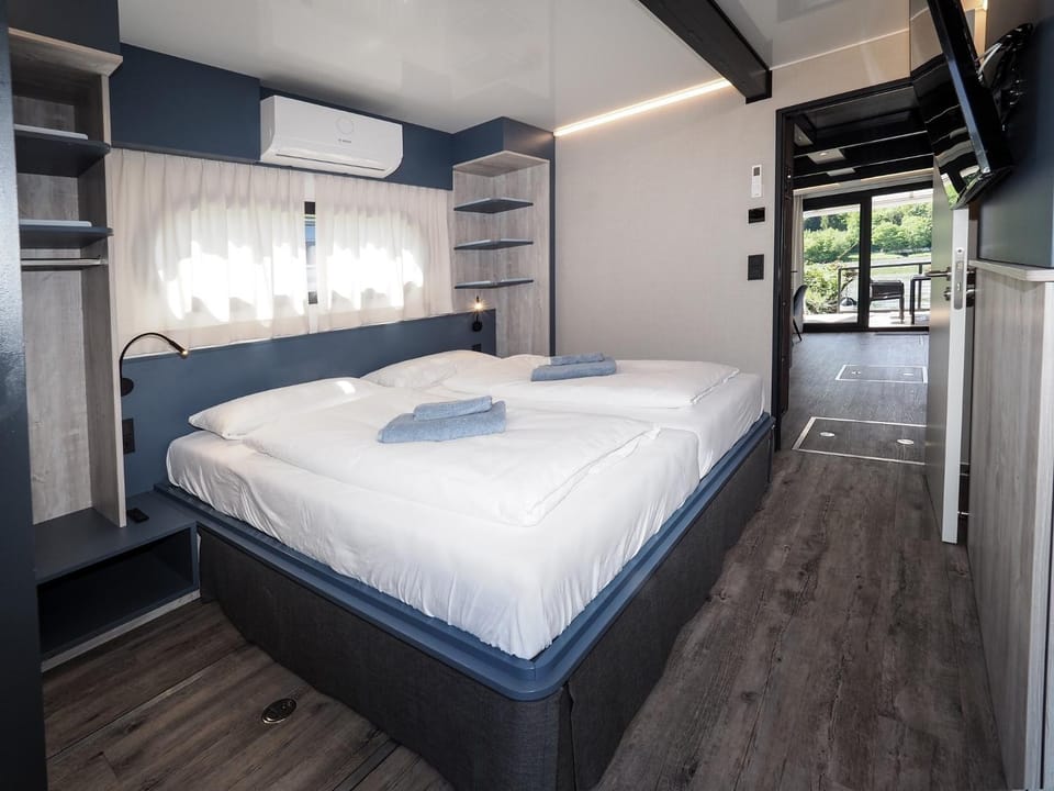 Bed, Bedroom, air conditioner