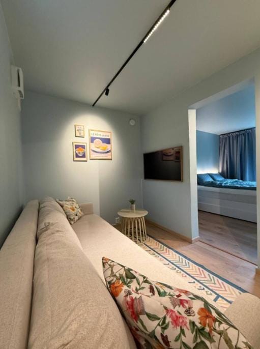 Bed, TV and multimedia, Living room