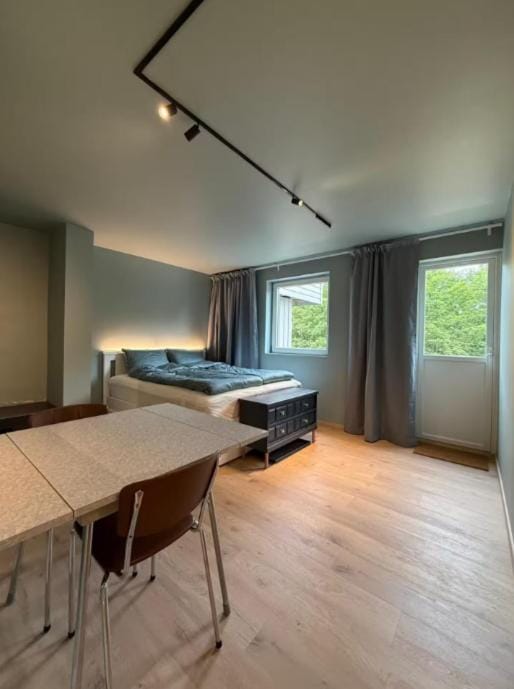 Bed, Dining area, Bedroom