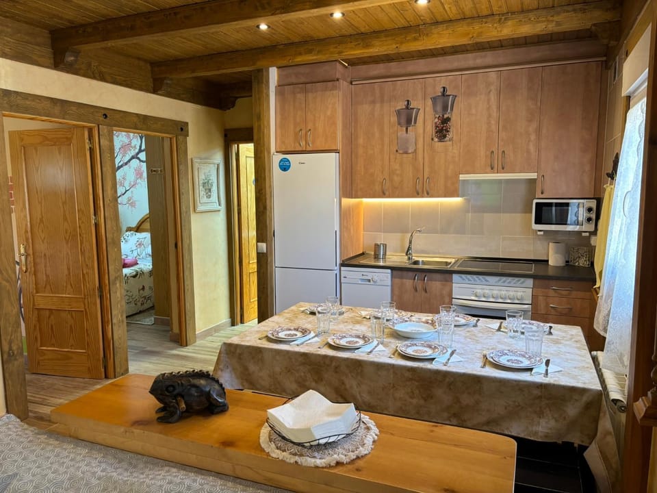 Kitchen or kitchenette, Dining area