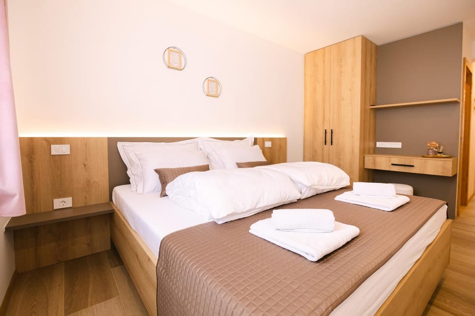 Bed, Photo of the whole room, Bedroom, towels, wardrobe