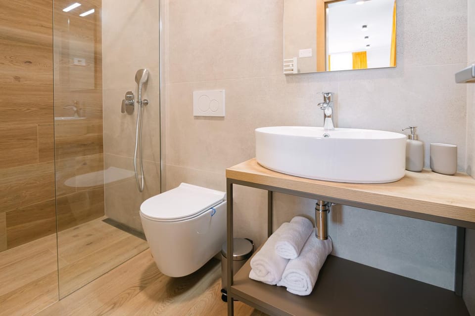 Shower, Toilet, Bathroom, towels