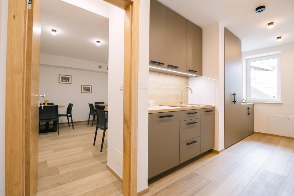 Kitchen or kitchenette, Dining area