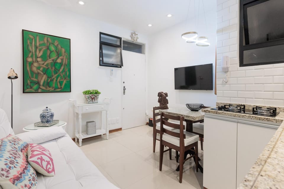 TV and multimedia, Kitchen or kitchenette, Living room, Seating area, Dining area, stove, air conditioner