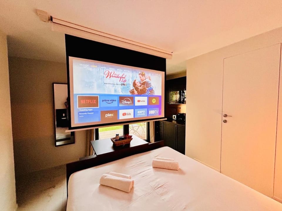 Bed, TV and multimedia, Evening entertainment