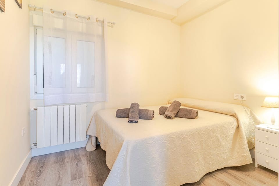 Bed, Photo of the whole room, Bedroom, internet, towels