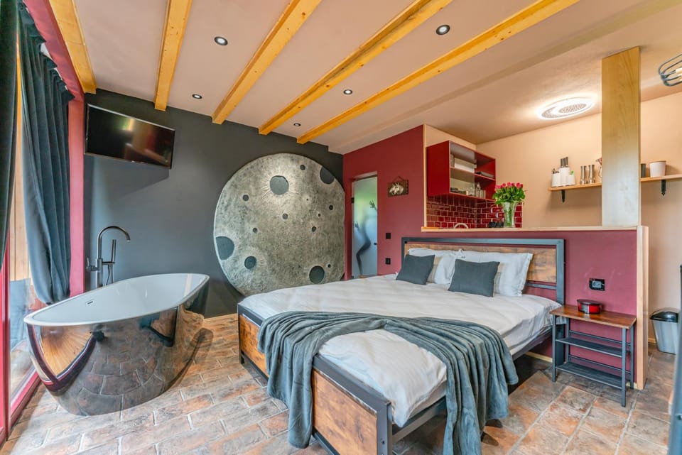 Bed, TV and multimedia, Kitchen or kitchenette, Living room, Photo of the whole room, Seating area, Bedroom