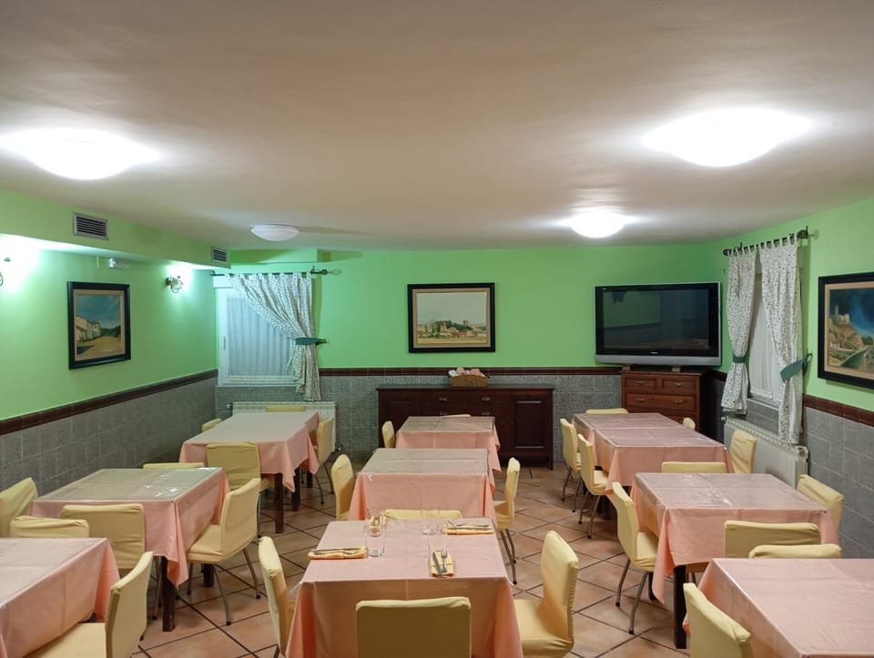 Restaurant/places to eat, TV and multimedia, Banquet/Function facilities, Seating area
