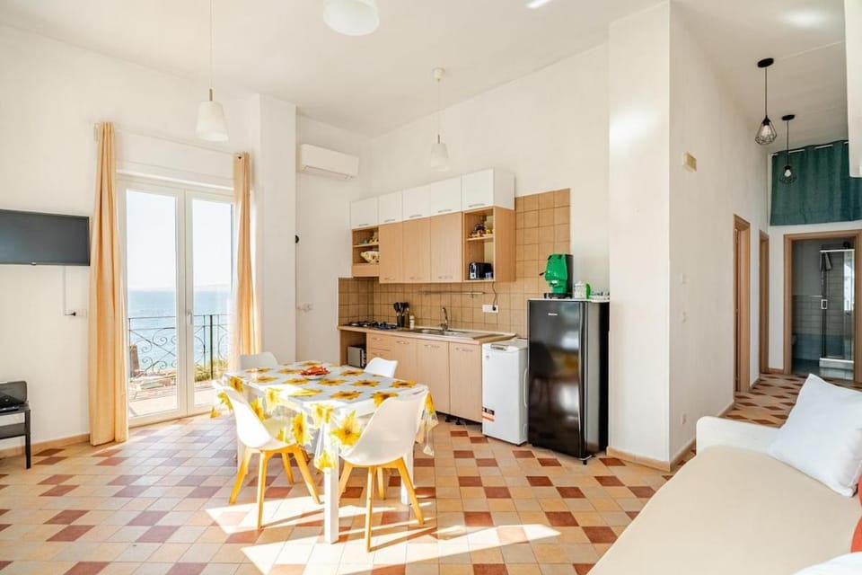 TV and multimedia, Kitchen or kitchenette, Living room, Seating area, Dining area, stove
