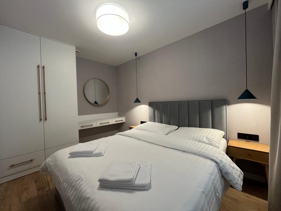 Bedroom, towels