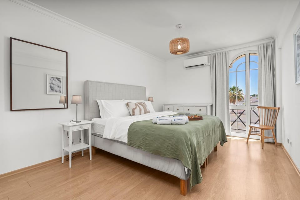 Bed, Bedroom, towels, air conditioner