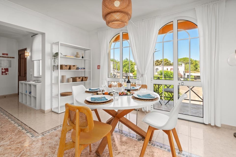 View (from property/room), Balcony/Terrace, Living room, Dining area