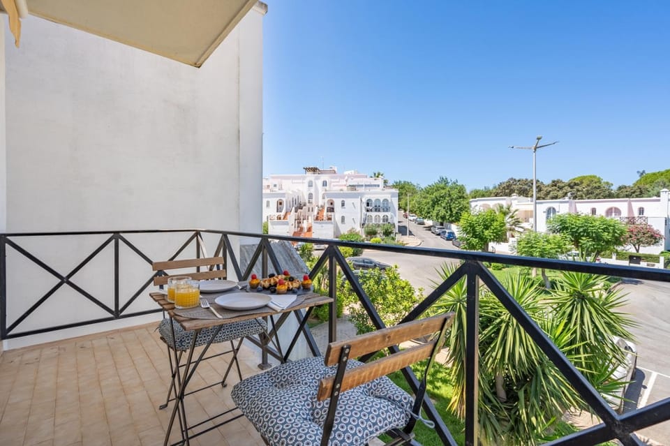 Property building, Patio, View (from property/room), Balcony/Terrace, Seating area, Dining area