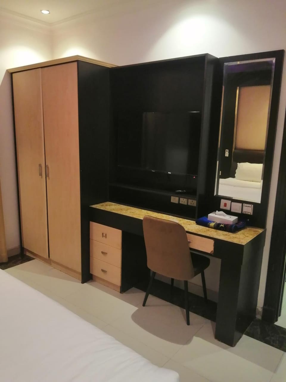 Photo of the whole room, Bedroom, wardrobe