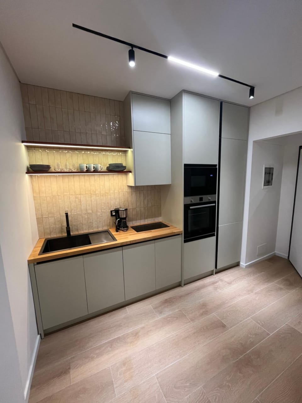 Coffee/tea facilities, Kitchen or kitchenette, dishwasher, oven, stove