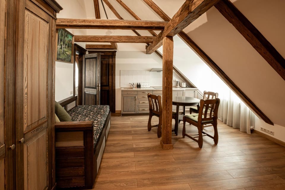 Kitchen or kitchenette, Living room, Seating area, Dining area