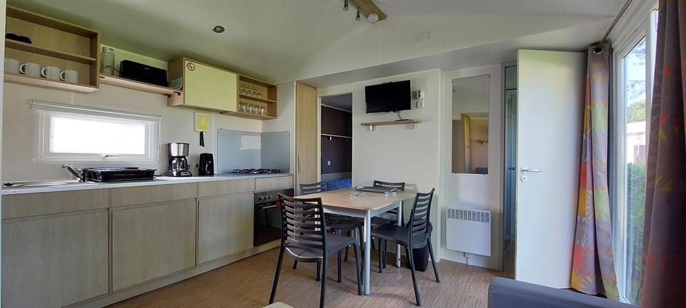 TV and multimedia, Kitchen or kitchenette, Dining area, oven, stove, toaster