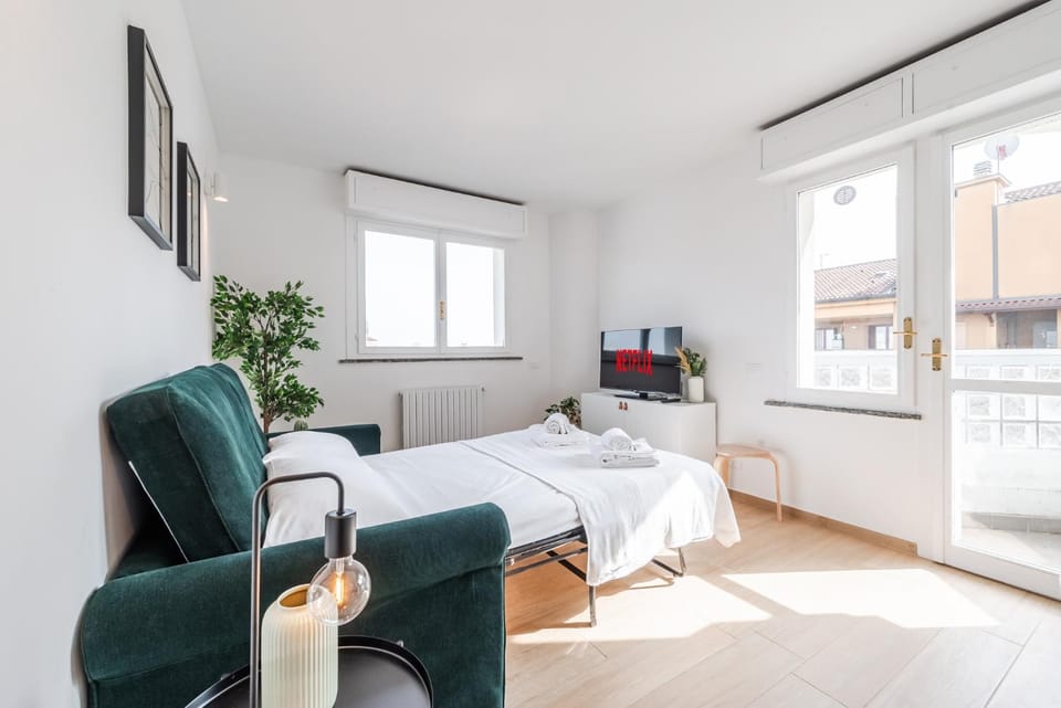 Bed, TV and multimedia, Photo of the whole room, Seating area, Bedroom, towels