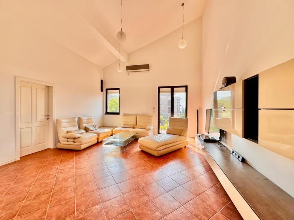 Bed, TV and multimedia, Living room, Photo of the whole room, Seating area, Evening entertainment, Bedroom, air conditioner