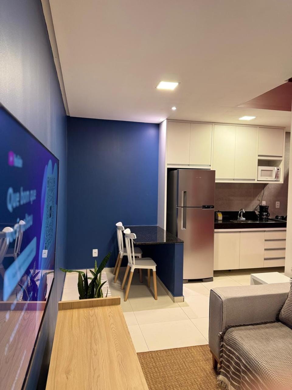 TV and multimedia, Kitchen or kitchenette, Living room, Seating area, Dining area, stove