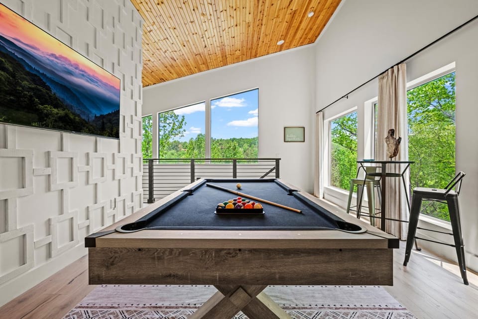 Luxury Cabin - Prime Location, Mountain Views, Sauna, Hot Tub & Game Room Cabin in Gatlinburg