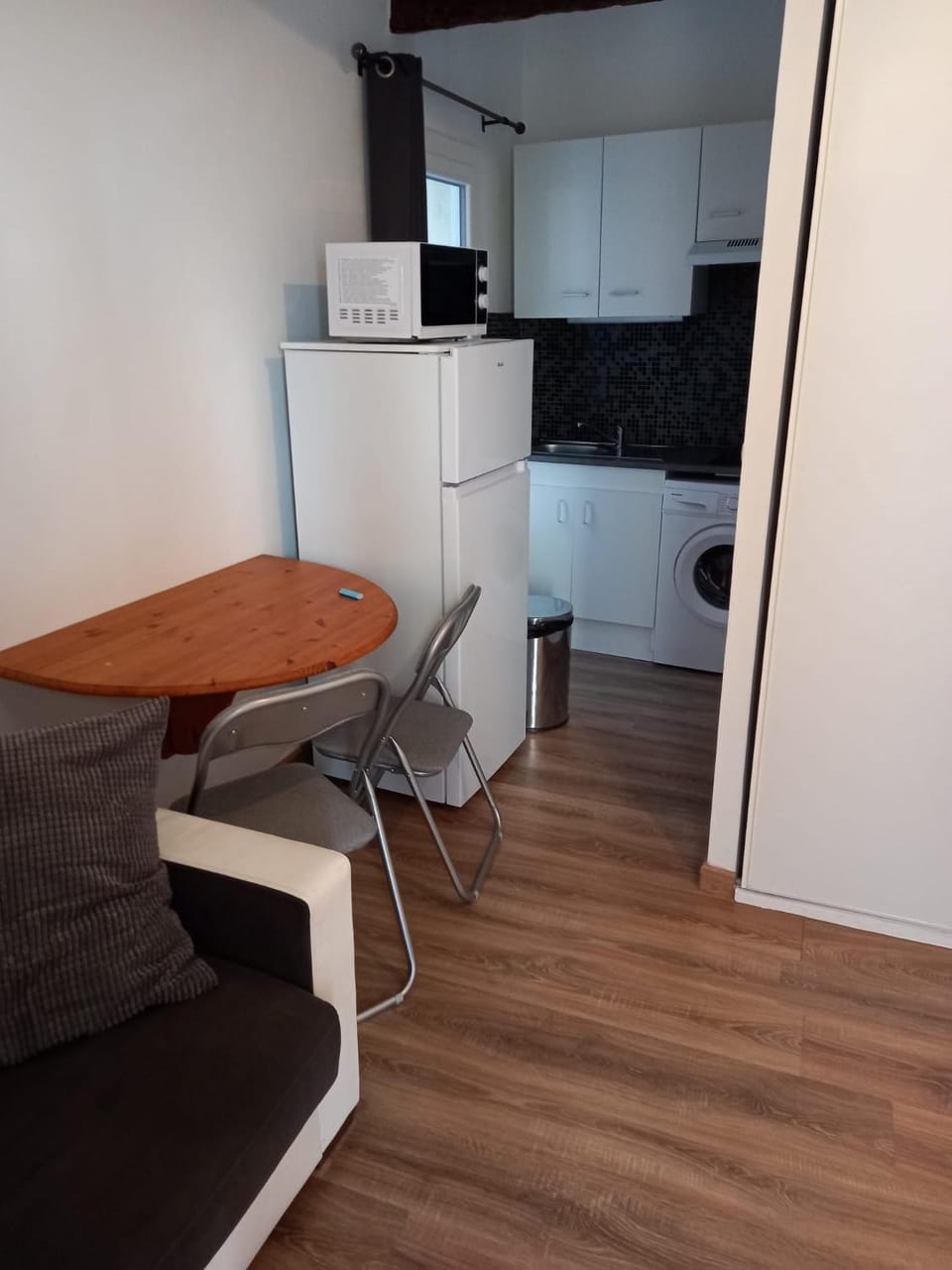 Kitchen or kitchenette, microwave, stove