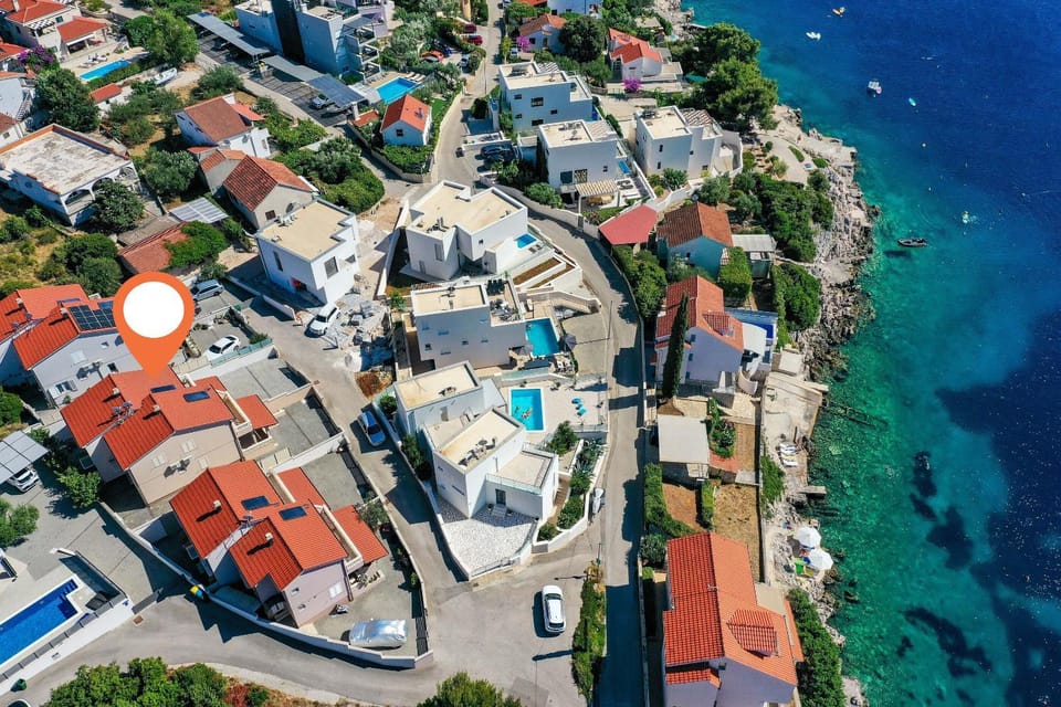 Facade/entrance, Bird's eye view