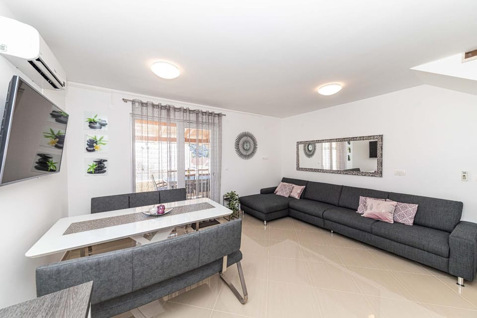 TV and multimedia, Balcony/Terrace, Living room, Seating area, Dining area, air conditioner