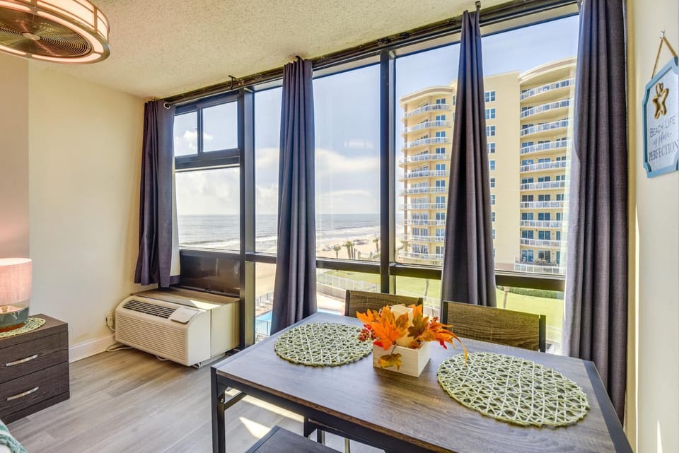 Partial Ocean Views: Daytona Beach Studio! Apartment in Daytona Beach Shores