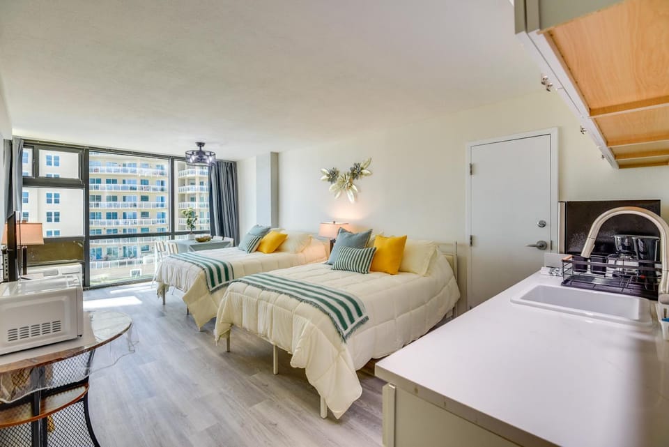 Beachfront Studio: Walk to Daytona Fun! Apartment in Daytona Beach Shores