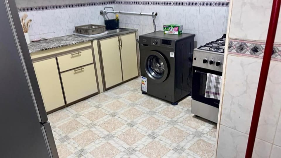 Kitchen or kitchenette, oven, washing machine