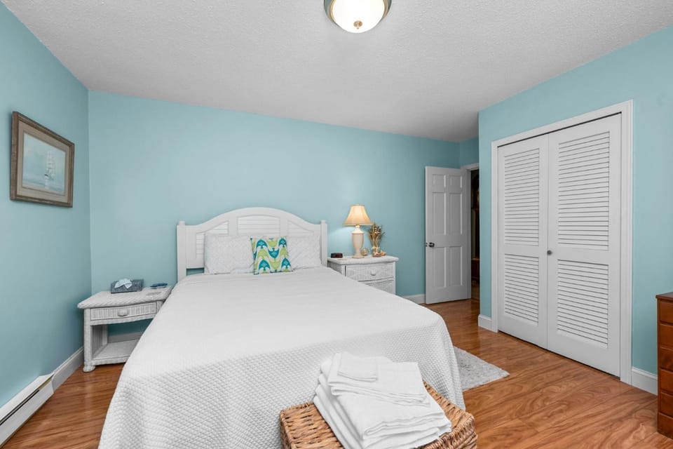 Cape Cod Escape – 1 Mile to Beach, A/C Grill House in Centerville