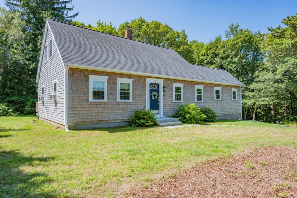 Cape Cod Escape – 1 Mile to Beach, A/C Grill House in Centerville