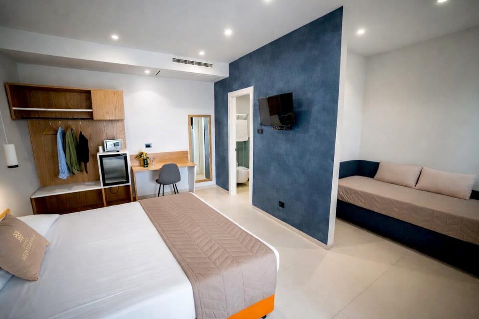 Bed, TV and multimedia, Living room, Photo of the whole room, Bedroom, air conditioner