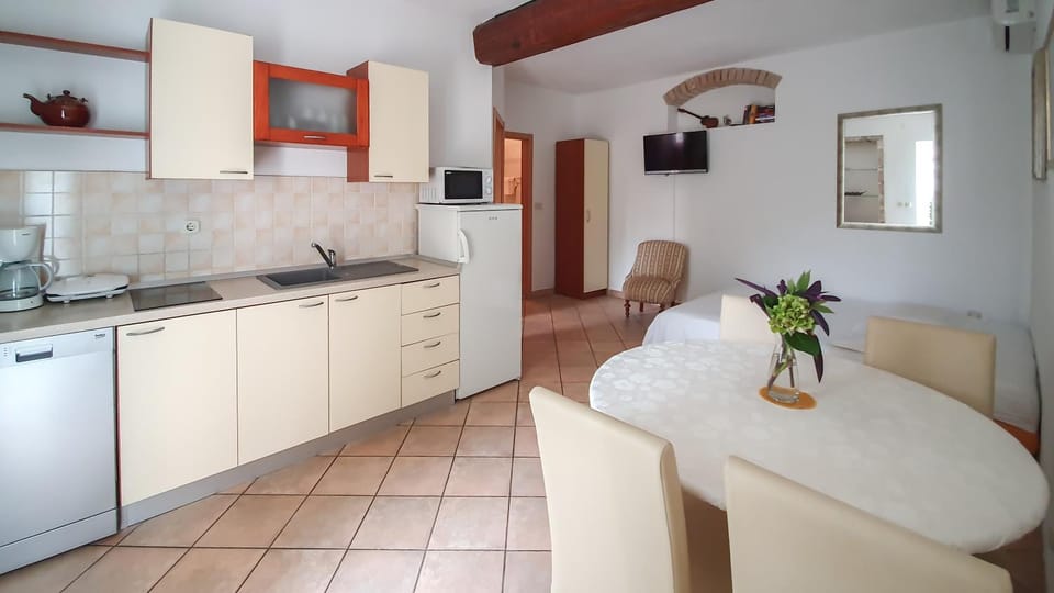 Kitchen or kitchenette, Living room, Seating area, Dining area