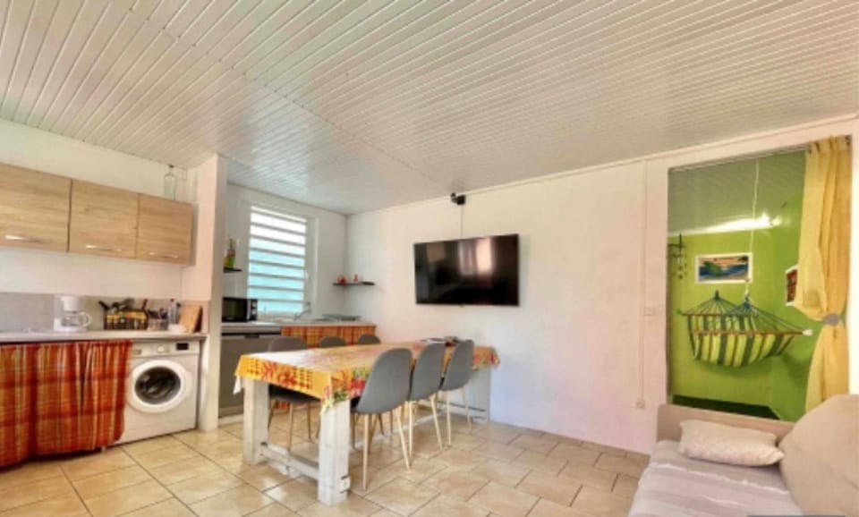 Communal lounge/ TV room, TV and multimedia, Living room, Dining area, oven, stove, washing machine, dryer