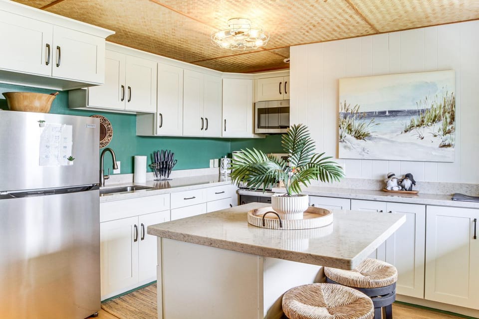 Walk to Dtwn Hilo! Tropical Getaway w/ Pool Access House in Hilo