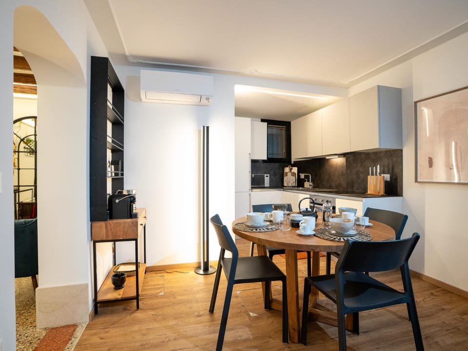Kitchen or kitchenette, Dining area