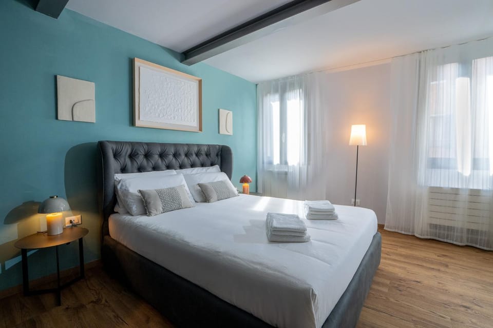 Bed, Bedroom, towels