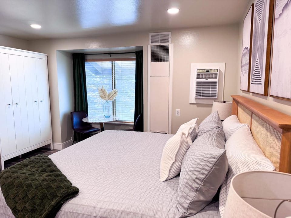 Bed, Photo of the whole room, air conditioner