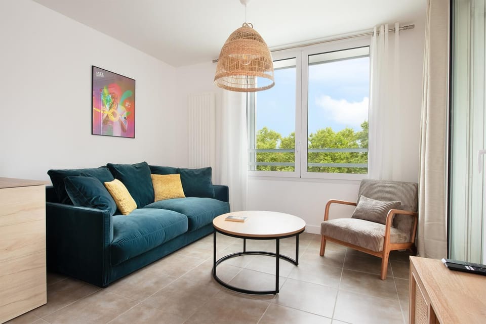 Property building, TV and multimedia, Living room, internet