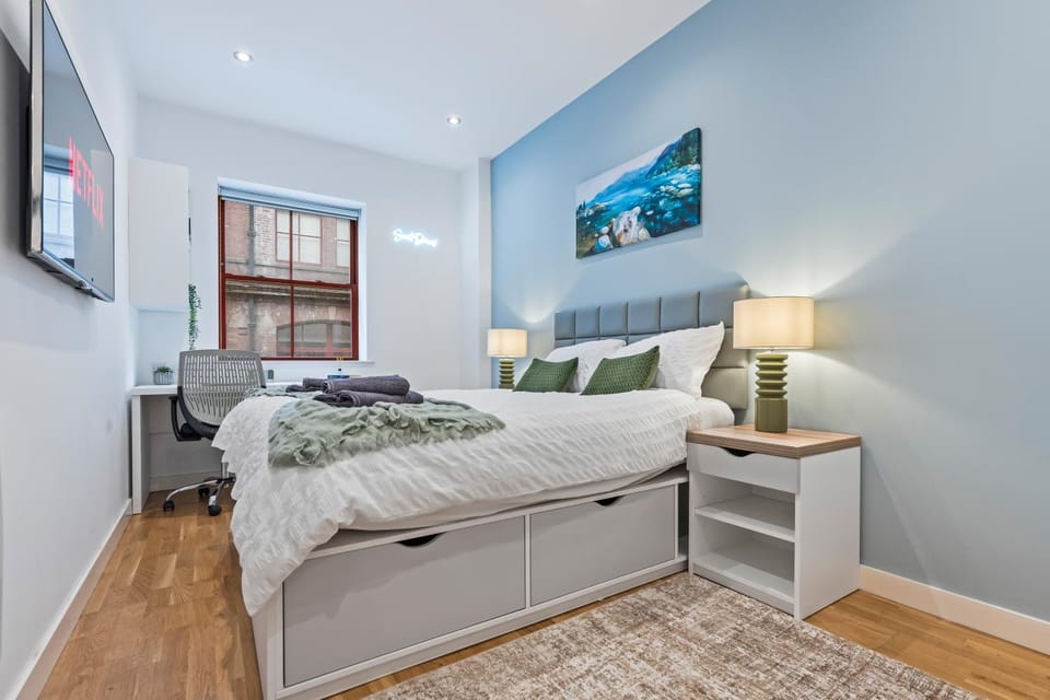 Bed, TV and multimedia, Photo of the whole room, Bedroom, towels