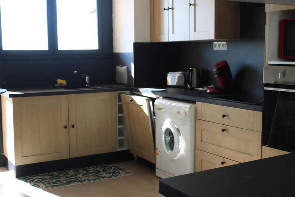 Coffee/tea facilities, Kitchen or kitchenette, dishwasher, oven, stove, toaster, washing machine