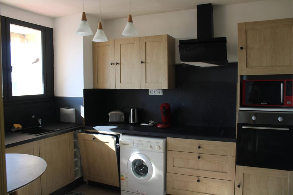 Kitchen or kitchenette, dishwasher, oven, stove